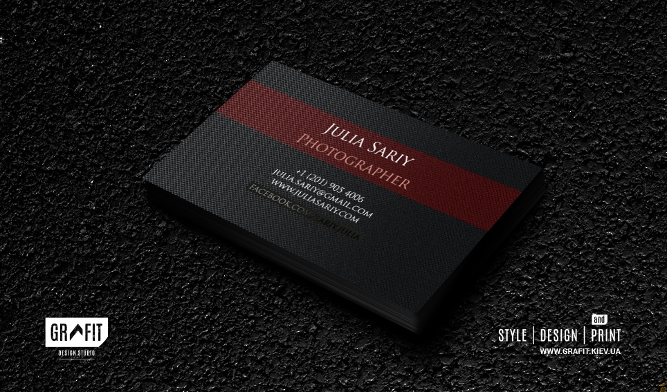 Дизайн візиток фотографа на чорному дизайнерському картоні.